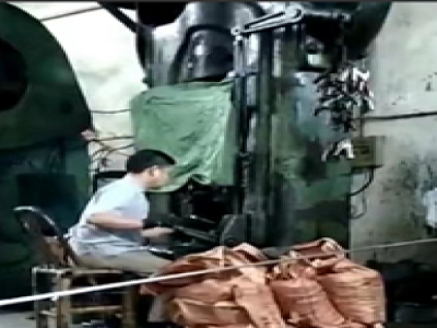 實(shí)拍——伺服電動(dòng)螺旋壓磚機(jī)工作現(xiàn)場(chǎng)